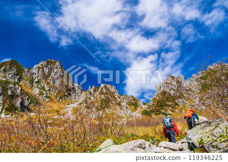 [Nagano Prefecture] People climbing Senjojiki Cirque in autumn 119346225