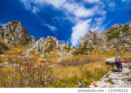 [Nagano Prefecture] People climbing Senjojiki Cirque in autumn 119346226