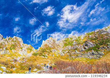 [Nagano Prefecture] People climbing Senjojiki Cirque in autumn 119346234