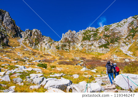 [Nagano Prefecture] People climbing Senjojiki Cirque in autumn 119346247