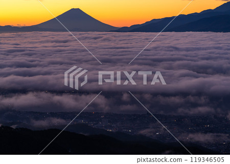 【長野縣】黎明時分的富士山和雲海，秋天的高博奇高原 119346505