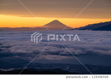 <Nagano Prefecture> Mt. Fuji and the sea of clouds at dawn, Takabocchi Plateau in autumn 119346509