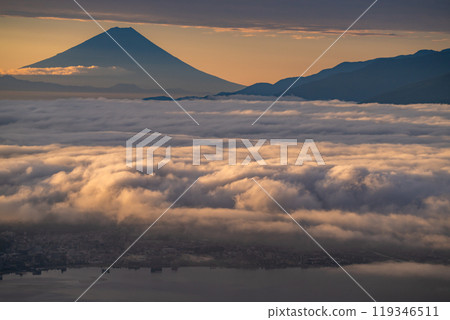 <Nagano Prefecture> Mt. Fuji and the sea of clouds at dawn, Takabocchi Plateau in autumn <Nagano Prefecture> Mt. Fuji and the sea of clouds at dawn, Takabocchi Plateau in autumn 119346511