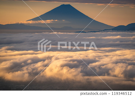 <Nagano Prefecture> Mt. Fuji and the sea of clouds at dawn, Takabocchi Plateau in autumn 119346512