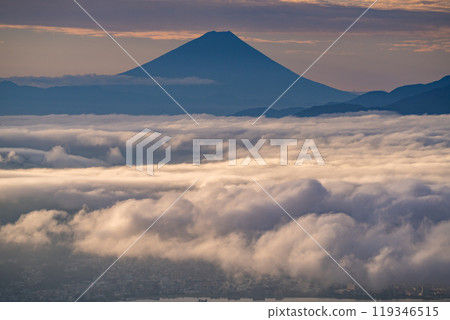 【長野縣】黎明時分的富士山和雲海，秋天的高博奇高原 119346515