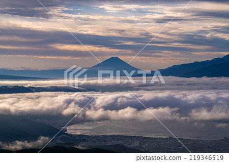 <Nagano Prefecture> Mt. Fuji and the sea of clouds at dawn, Takabocchi Plateau in autumn 119346519
