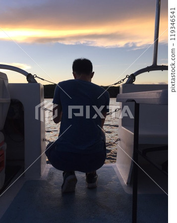 日落巡航，一個男人望著大海的背影 119346541