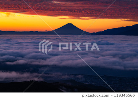 <Nagano Prefecture> Mt. Fuji and the sea of clouds at dawn, Takabocchi Plateau in autumn 119346560