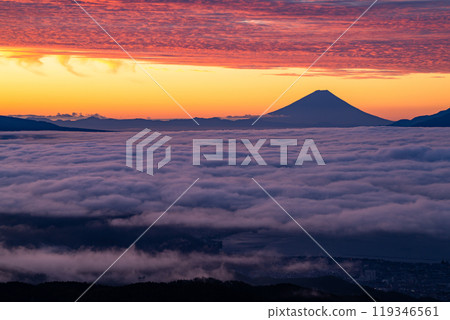 <Nagano Prefecture> Mt. Fuji and the sea of clouds at dawn, Takabocchi Plateau in autumn <Nagano Prefecture> Mt. Fuji and the sea of clouds at dawn, Takabocchi Plateau in autumn 119346561
