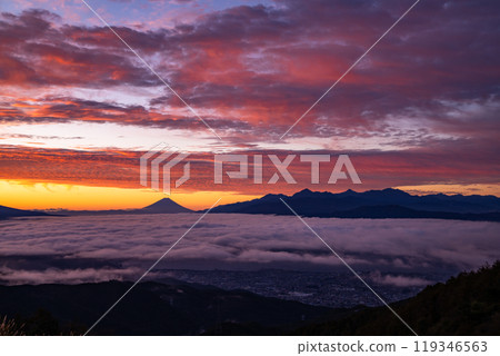 <Nagano Prefecture> Mt. Fuji and the sea of clouds at dawn, Takabocchi Plateau in autumn <Nagano Prefecture> Mt. Fuji and the sea of clouds at dawn, Takabocchi Plateau in autumn 119346563