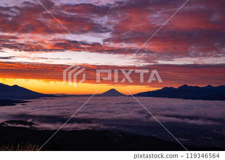 【長野縣】黎明時分的富士山和雲海，秋天的高博奇高原 119346564