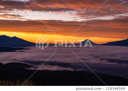 <Nagano Prefecture> Mt. Fuji and the sea of clouds at dawn, Takabocchi Plateau in autumn <Nagano Prefecture> Mt. Fuji and the sea of clouds at dawn, Takabocchi Plateau in autumn 119346569
