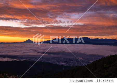 <Nagano Prefecture> Mt. Fuji and the sea of clouds at dawn, Takabocchi Plateau in autumn 119346570