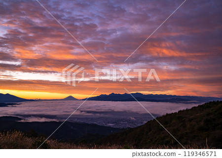 <Nagano Prefecture> Mt. Fuji and the sea of clouds at dawn, Takabocchi Plateau in autumn 119346571