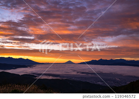<Nagano Prefecture> Mt. Fuji and the sea of clouds at dawn, Takabocchi Plateau in autumn <Nagano Prefecture> Mt. Fuji and the sea of clouds at dawn, Takabocchi Plateau in autumn 119346572