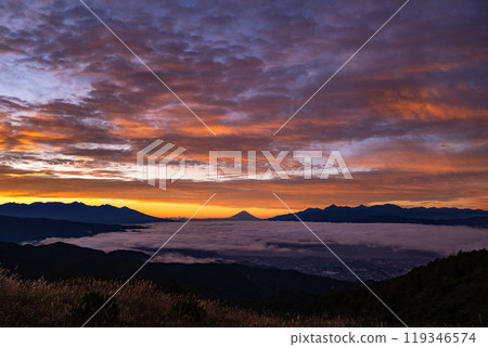 <Nagano Prefecture> Mt. Fuji and the sea of clouds at dawn, Takabocchi Plateau in autumn 119346574