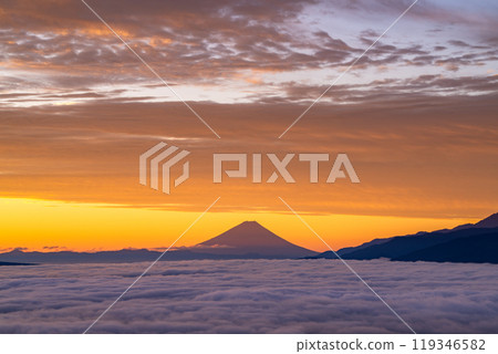 【長野縣】黎明時分的富士山和雲海,秋天的高博奇高原 【長野縣】黎明時分的富士山和雲海,秋天的高博奇高原 119346582