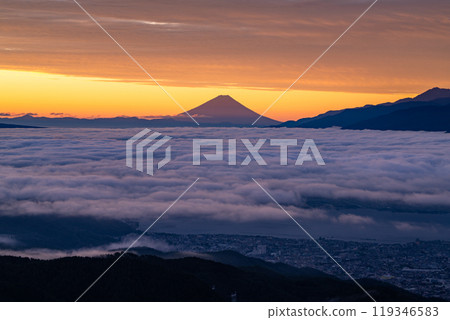 【長野縣】黎明時分的富士山和雲海,秋天的高博奇高原 【長野縣】黎明時分的富士山和雲海,秋天的高博奇高原 119346583