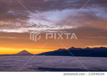 <Nagano Prefecture> Mt. Fuji and the sea of clouds at dawn, Takabocchi Plateau in autumn <Nagano Prefecture> Mt. Fuji and the sea of clouds at dawn, Takabocchi Plateau in autumn 119346584
