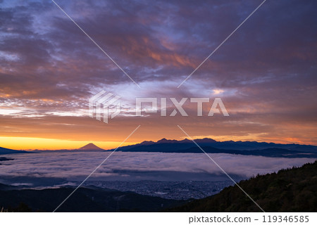 <Nagano Prefecture> Mt. Fuji and the sea of clouds at dawn, Takabocchi Plateau in autumn 119346585