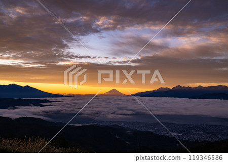 <Nagano Prefecture> Mt. Fuji and the sea of clouds at dawn, Takabocchi Plateau in autumn <Nagano Prefecture> Mt. Fuji and the sea of clouds at dawn, Takabocchi Plateau in autumn 119346586