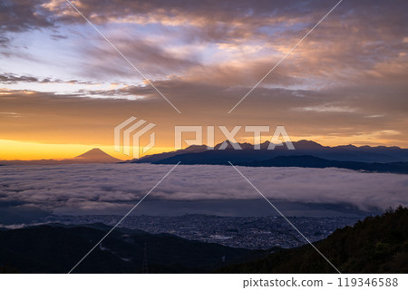 <Nagano Prefecture> Mt. Fuji and the sea of clouds at dawn, Takabocchi Plateau in autumn 119346588