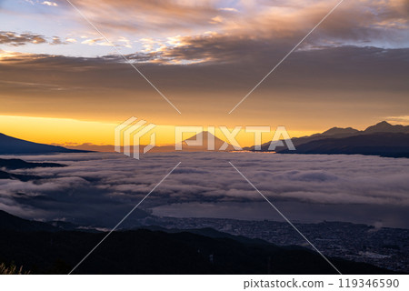 <Nagano Prefecture> Mt. Fuji and the sea of clouds at dawn, Takabocchi Plateau in autumn <Nagano Prefecture> Mt. Fuji and the sea of clouds at dawn, Takabocchi Plateau in autumn 119346590