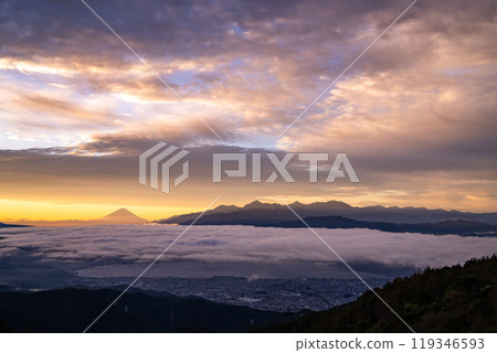 <Nagano Prefecture> Mt. Fuji and the sea of clouds at dawn, Takabocchi Plateau in autumn <Nagano Prefecture> Mt. Fuji and the sea of clouds at dawn, Takabocchi Plateau in autumn 119346593