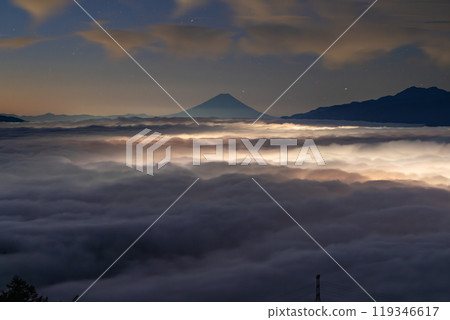 <Nagano Prefecture> Mt. Fuji and the sea of clouds at dawn, Takabocchi Plateau in autumn 119346617