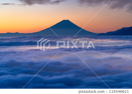 【長野縣】黎明時分的富士山和雲海,秋天的高博奇高原 【長野縣】黎明時分的富士山和雲海,秋天的高博奇高原 119346621