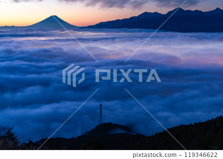 <Nagano Prefecture> Mt. Fuji and the sea of clouds at dawn, Takabocchi Plateau in autumn 119346622
