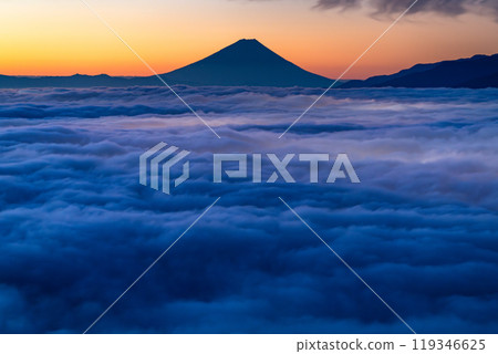 <Nagano Prefecture> Mt. Fuji and the sea of clouds at dawn, Takabocchi Plateau in autumn 119346625