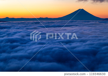 <Nagano Prefecture> Mt. Fuji and the sea of clouds at dawn, Takabocchi Plateau in autumn <Nagano Prefecture> Mt. Fuji and the sea of clouds at dawn, Takabocchi Plateau in autumn 119346630