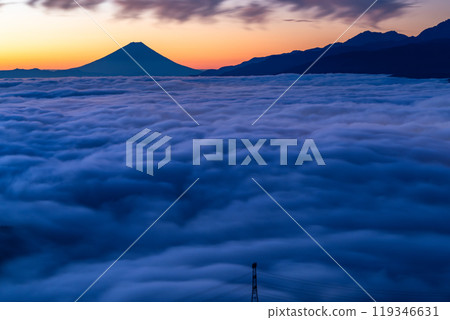 <Nagano Prefecture> Mt. Fuji and the sea of clouds at dawn, Takabocchi Plateau in autumn 119346631