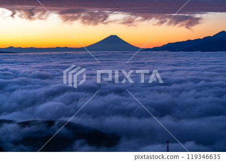 <Nagano Prefecture> Mt. Fuji and the sea of clouds at dawn, Takabocchi Plateau in autumn 119346635