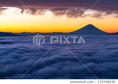 <Nagano Prefecture> Mt. Fuji and the sea of clouds at dawn, Takabocchi Plateau in autumn <Nagano Prefecture> Mt. Fuji and the sea of clouds at dawn, Takabocchi Plateau in autumn 119346636