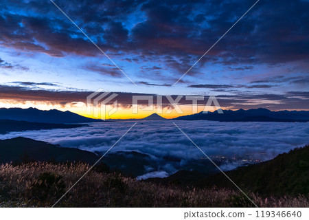 <Nagano Prefecture> Mt. Fuji and the sea of clouds at dawn, Takabocchi Plateau in autumn 119346640