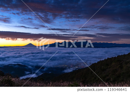 <Nagano Prefecture> Mt. Fuji and the sea of clouds at dawn, Takabocchi Plateau in autumn <Nagano Prefecture> Mt. Fuji and the sea of clouds at dawn, Takabocchi Plateau in autumn 119346641
