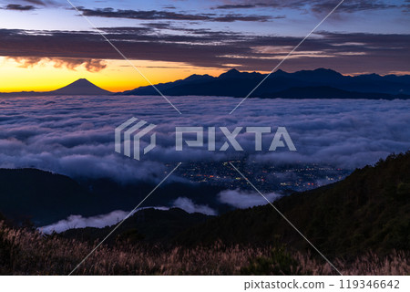 <Nagano Prefecture> Mt. Fuji and the sea of clouds at dawn, Takabocchi Plateau in autumn <Nagano Prefecture> Mt. Fuji and the sea of clouds at dawn, Takabocchi Plateau in autumn 119346642