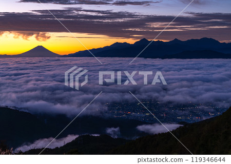 <Nagano Prefecture> Mt. Fuji and the sea of clouds at dawn, Takabocchi Plateau in autumn 119346644