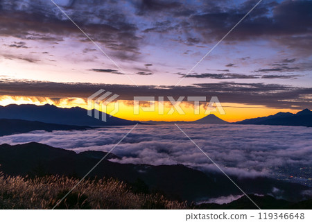 【長野縣】黎明時分的富士山和雲海,秋天的高博奇高原 【長野縣】黎明時分的富士山和雲海,秋天的高博奇高原 119346648