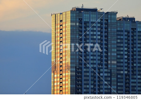 黃昏時的建築物和公寓大樓（東京） 119346805