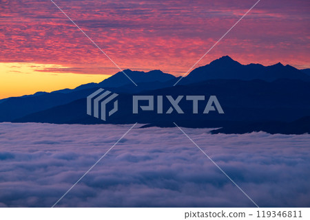 <Nagano Prefecture> Southern Alps and the Great Sea of Clouds at Dawn, Autumn at Takabocchi Plateau 119346811
