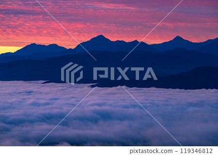 <Nagano Prefecture> Southern Alps and the Great Sea of Clouds at Dawn, Autumn at Takabocchi Plateau 119346812