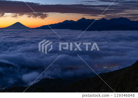 <Nagano Prefecture> Mt. Fuji and the sea of clouds at dawn, Takabocchi Plateau in autumn 119346848