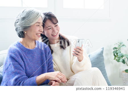 孫子教奶奶如何使用智慧型手機 119346941