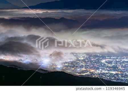 <Nagano Prefecture> The sea of clouds over Lake Suwa and the Takabocchi Plateau in autumn <Nagano Prefecture> The sea of clouds over Lake Suwa and the Takabocchi Plateau in autumn 119346945