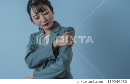 女商人的手臂疼痛 119346980