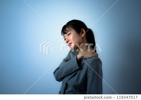 A woman with stiff shoulders 119347017