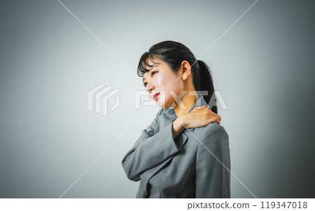 一個肩膀僵硬的女人 119347018